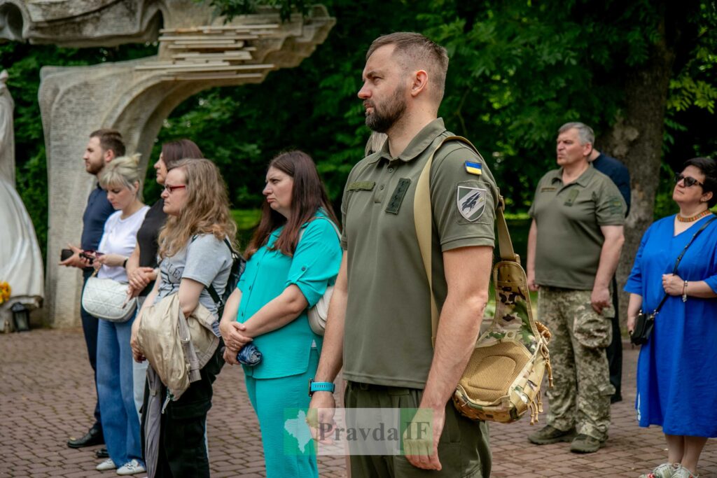 Люди на меморіальній церемонії в Україні