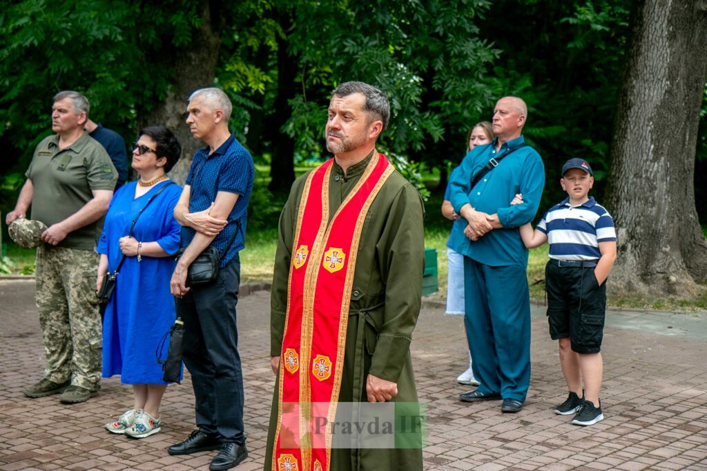 Люди на вулиці під час події на природі.