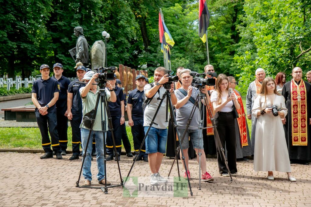 Журналісти і священики на заході в парку