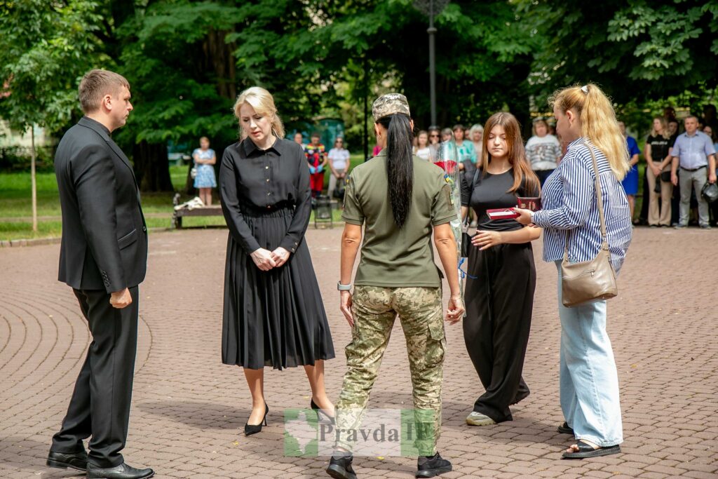 Церемонія на відкритому повітрі з учасниками