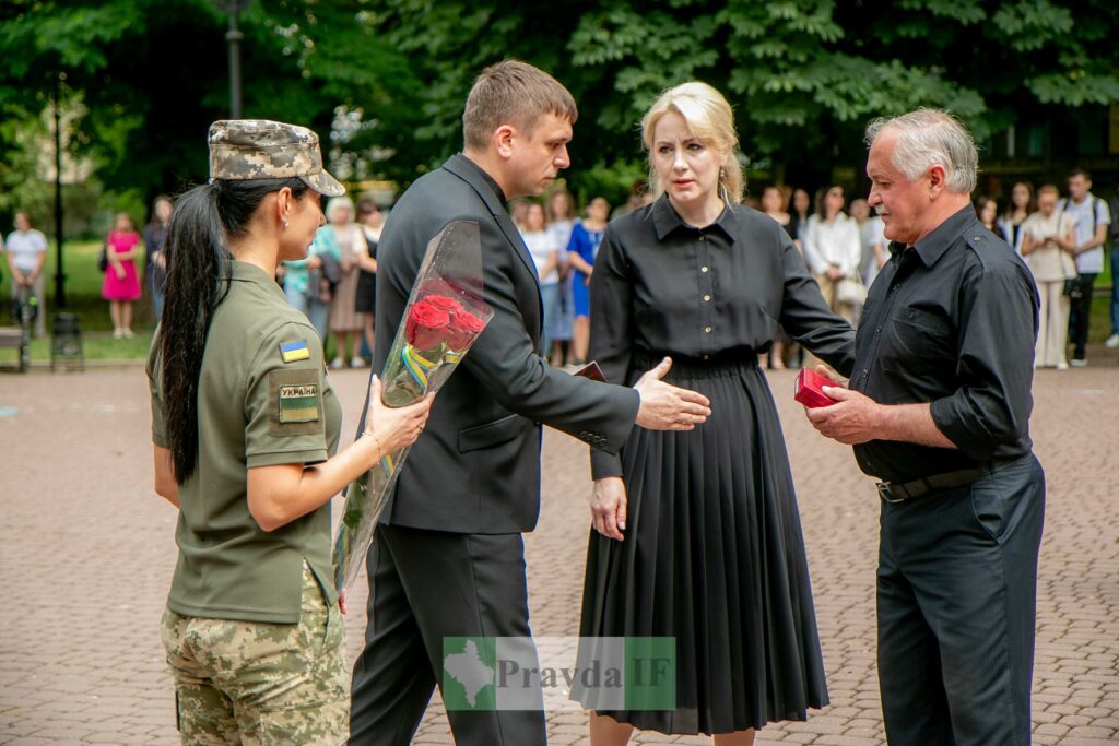 Церемонія вручення нагороди з військовими та людьми.