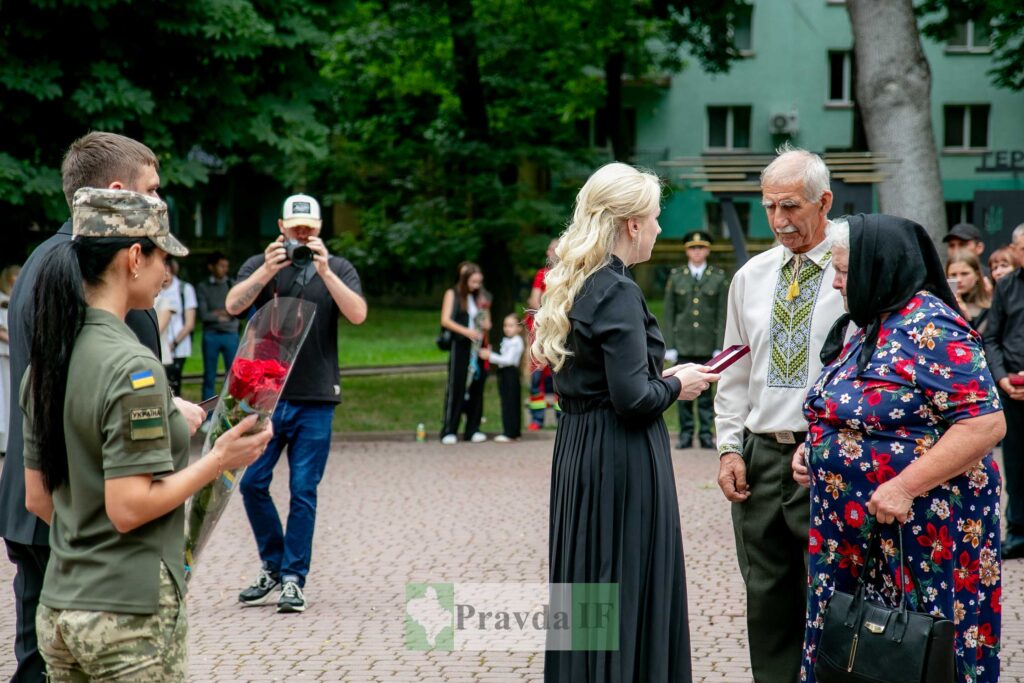 Церемонія вручення нагород ветеранам та квіти.