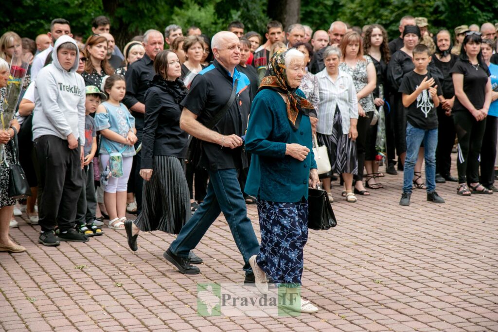 Люди зібралися на вулиці, похоронна процесія.