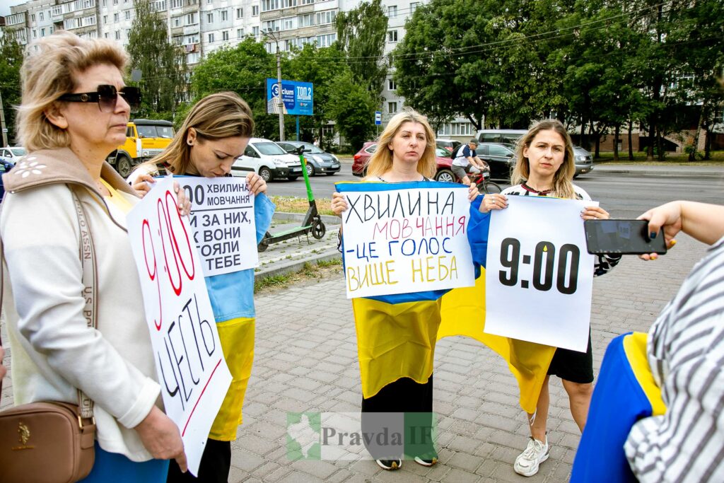 Жінки тримають плакати на протесті.