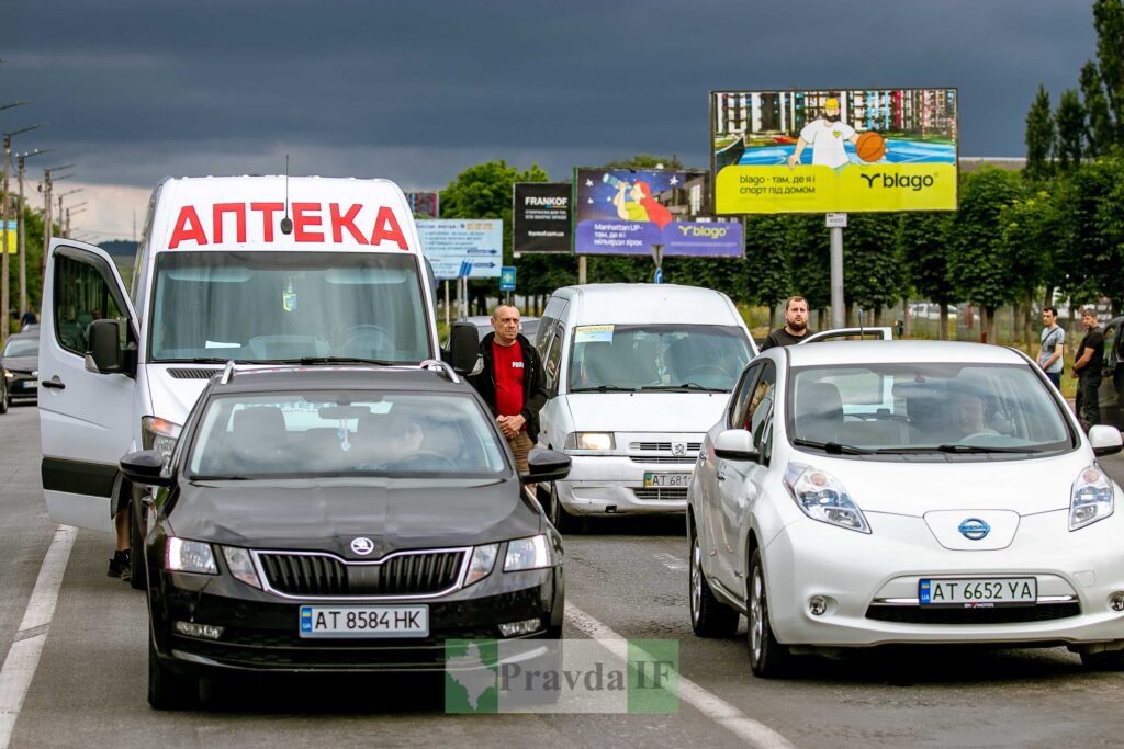 Транспортний затор на міській дорозі з рекламою