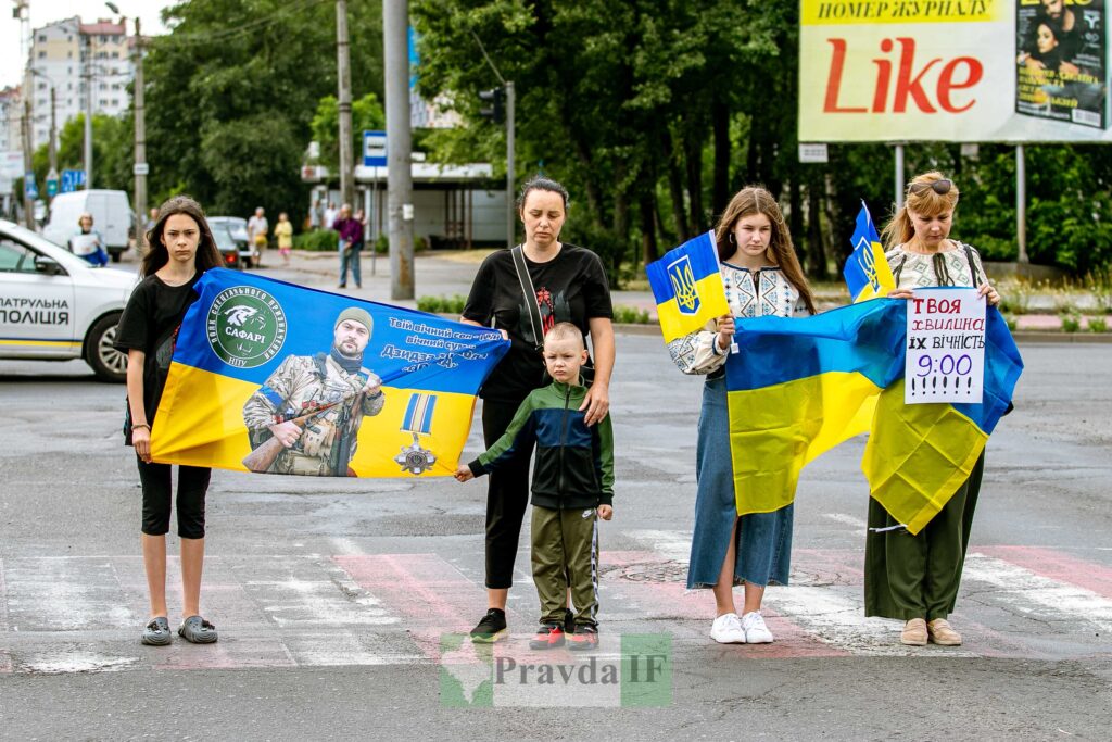 Люди з українськими прапорами на вулиці