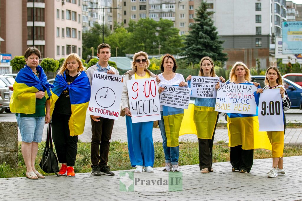 Протест учасників із плакатами і українськими прапорами
