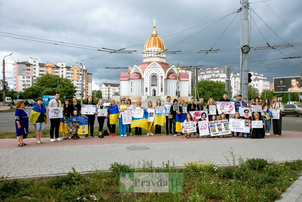 Мирний протест на тлі церкви у місті.