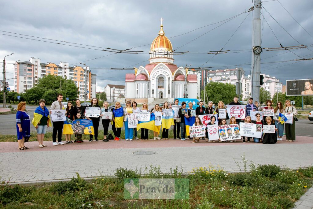 Мітинг з українськими прапорами перед церквою