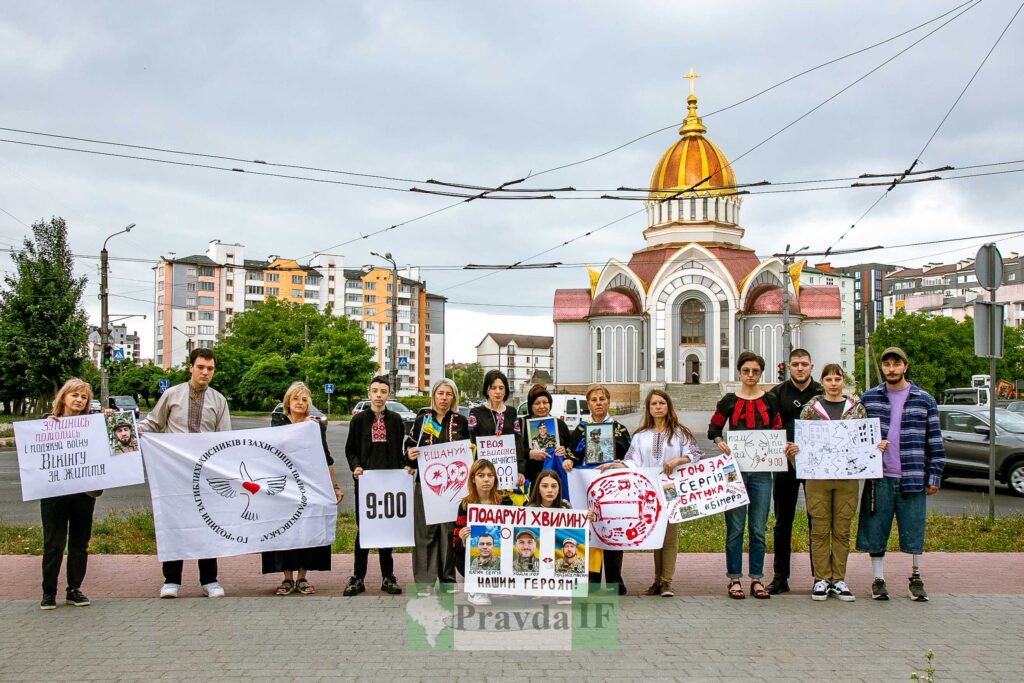 Акція підтримки біля церкви в Україні