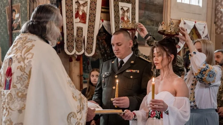 Військовослужбовець з Франківська Назарій Кішак взяв шлюб у 365-літній церкві у Криворівні. ФОТО