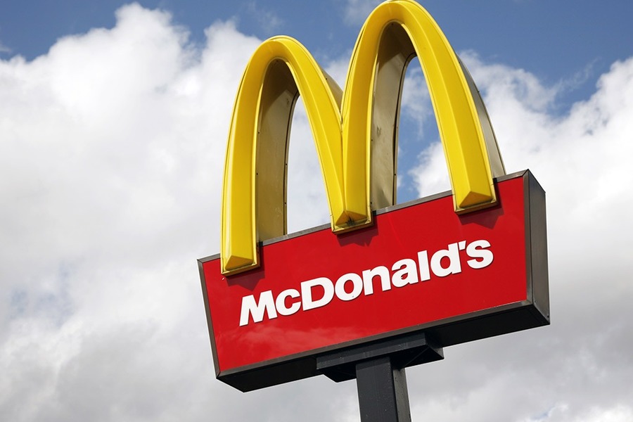 Логотип McDonald's на синьому небі