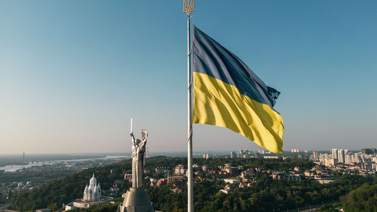 Більшість мешканців західних регіонів готові терпіти війну стільки, скільки буде потрібно, — опитування