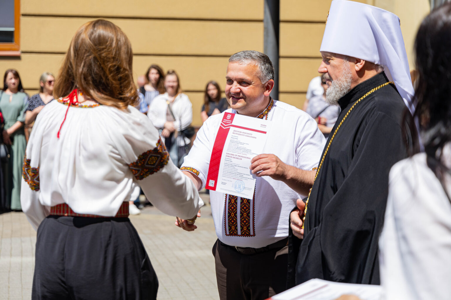 Вручення диплома на урочистій церемонії.