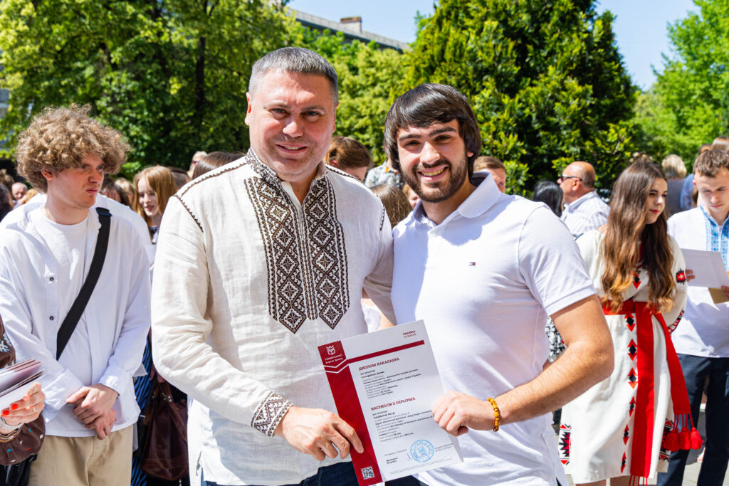 Вручення дипломів на вулиці, осінній день.