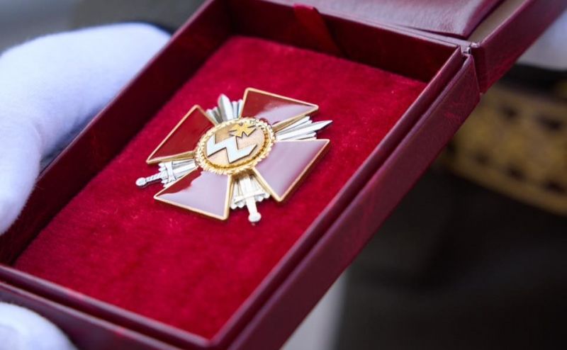 Червона коробка з орденом на підкладці