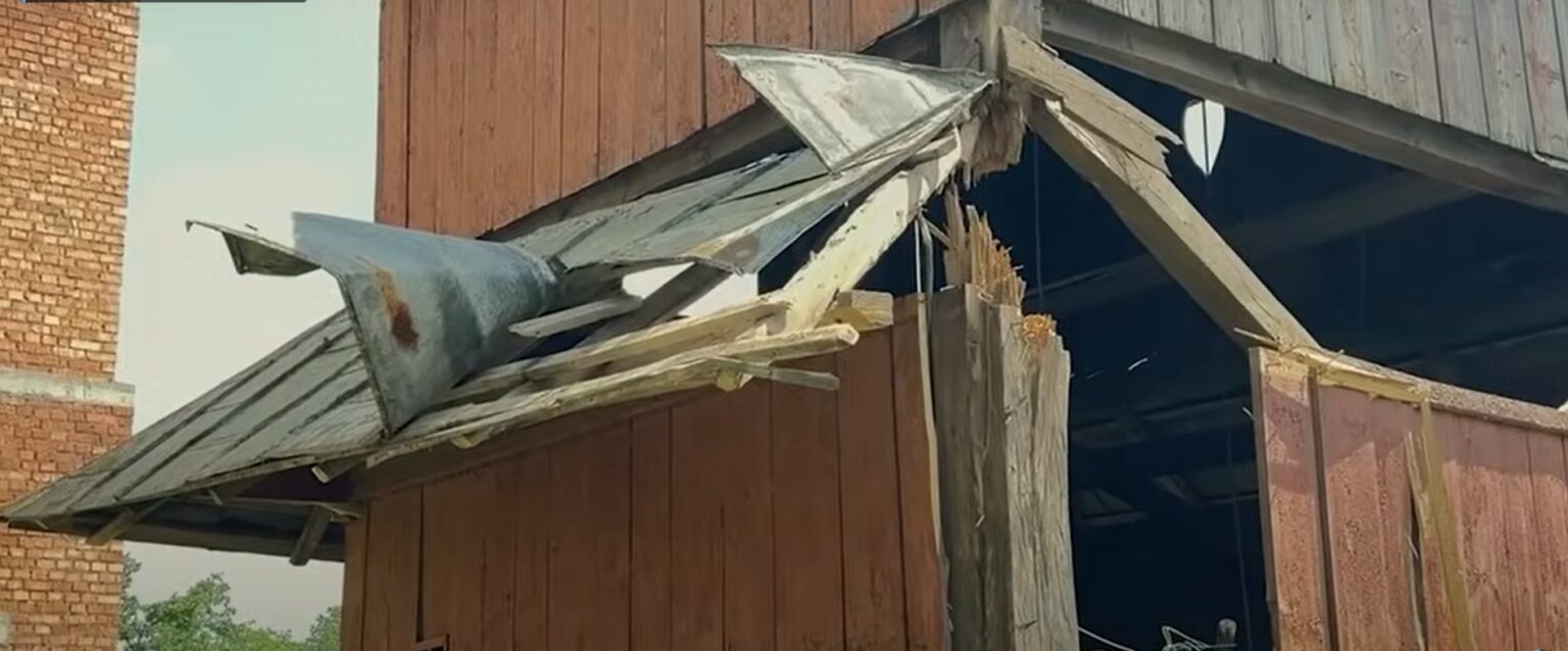 Пошкоджена стіна і дах старого будинку