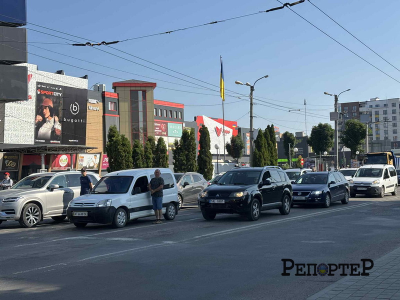 У Франківську просять зупиняти рух по мікрорайонах під час хвилини мовчання