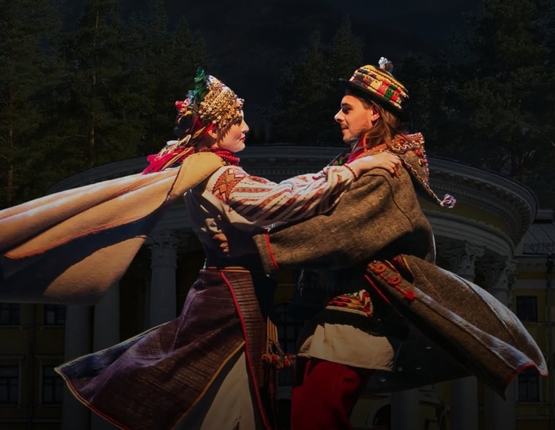 У Києві «Гуцульське весілє» франківського драмтеатру зібрало аншлаг і понад 600 тисяч гривень для ЗСУ