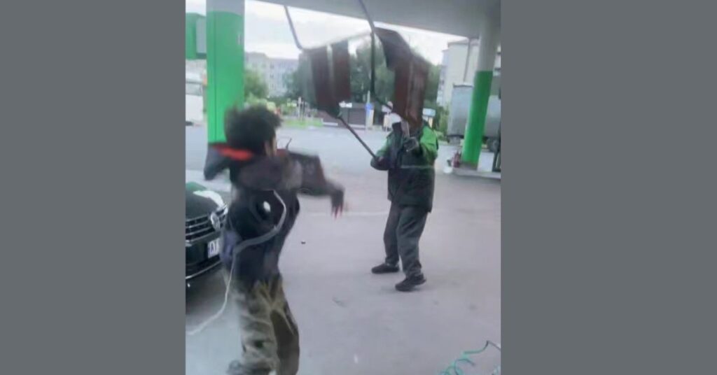 Поліцейські встановили, хто кидав стільцем у працівника АЗС у Франківську