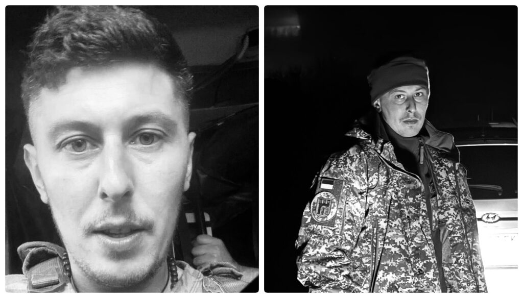 Чоловік в камуфляжі стоїть біля автомобіля ввечері.