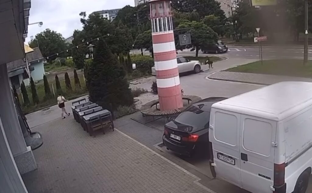 Маленький маяк на міській вулиці з машинами