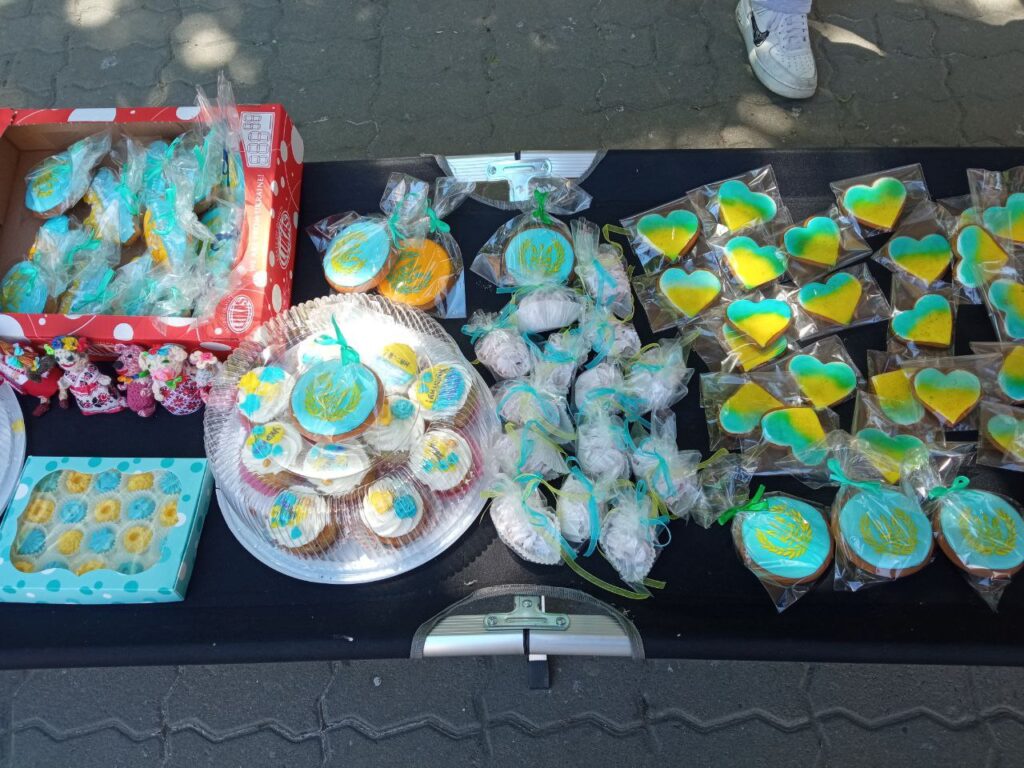 Печиво з різнокольоровою глазур'ю на столі.