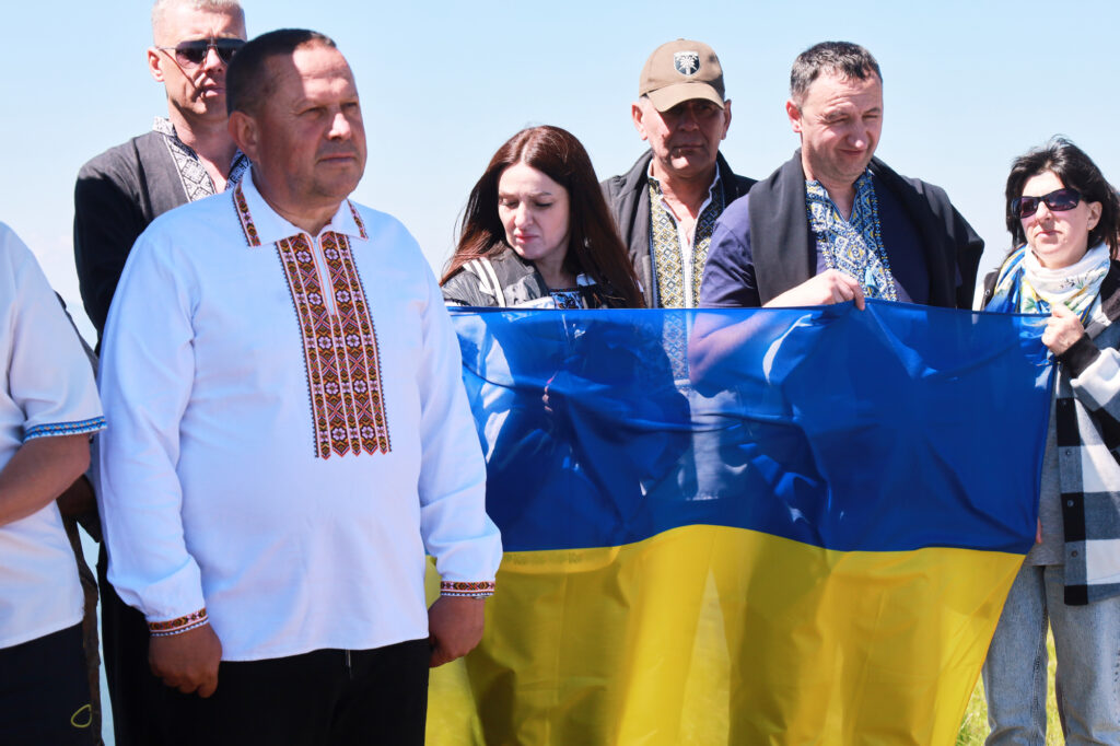 Люди тримають український прапор на заході