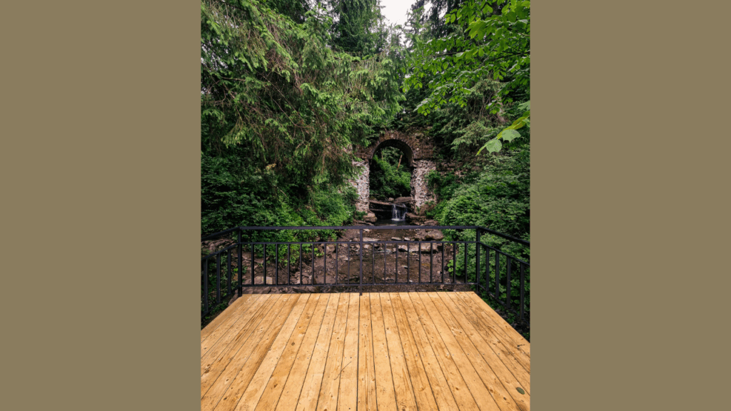 Вигляд на арку серед лісу й струмка