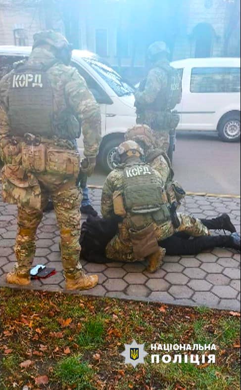Поліцейські здійснюють арешт на вулиці України.