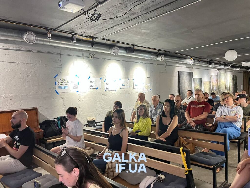 Люди на презентації у галереї.