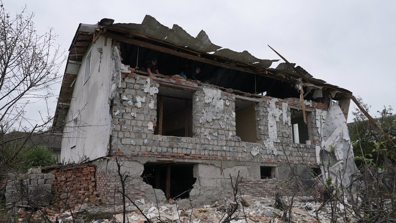 Як жителі Франківської громади ремонтують оселі після атаки рф