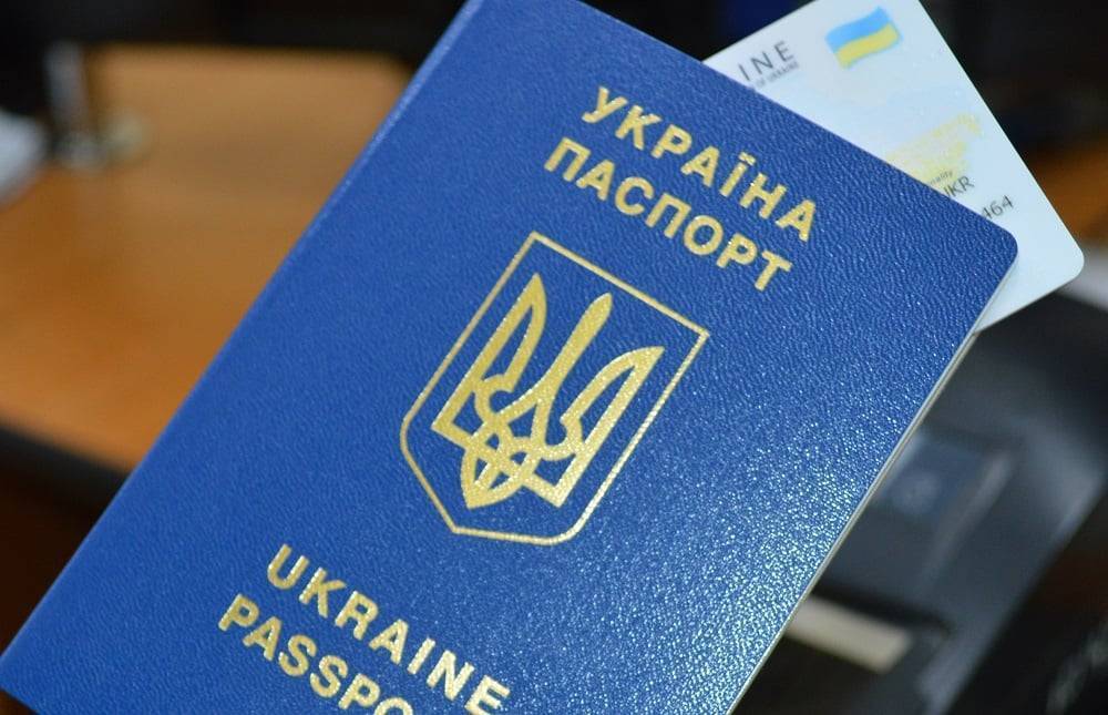 Український паспорт і ID-картка на столі