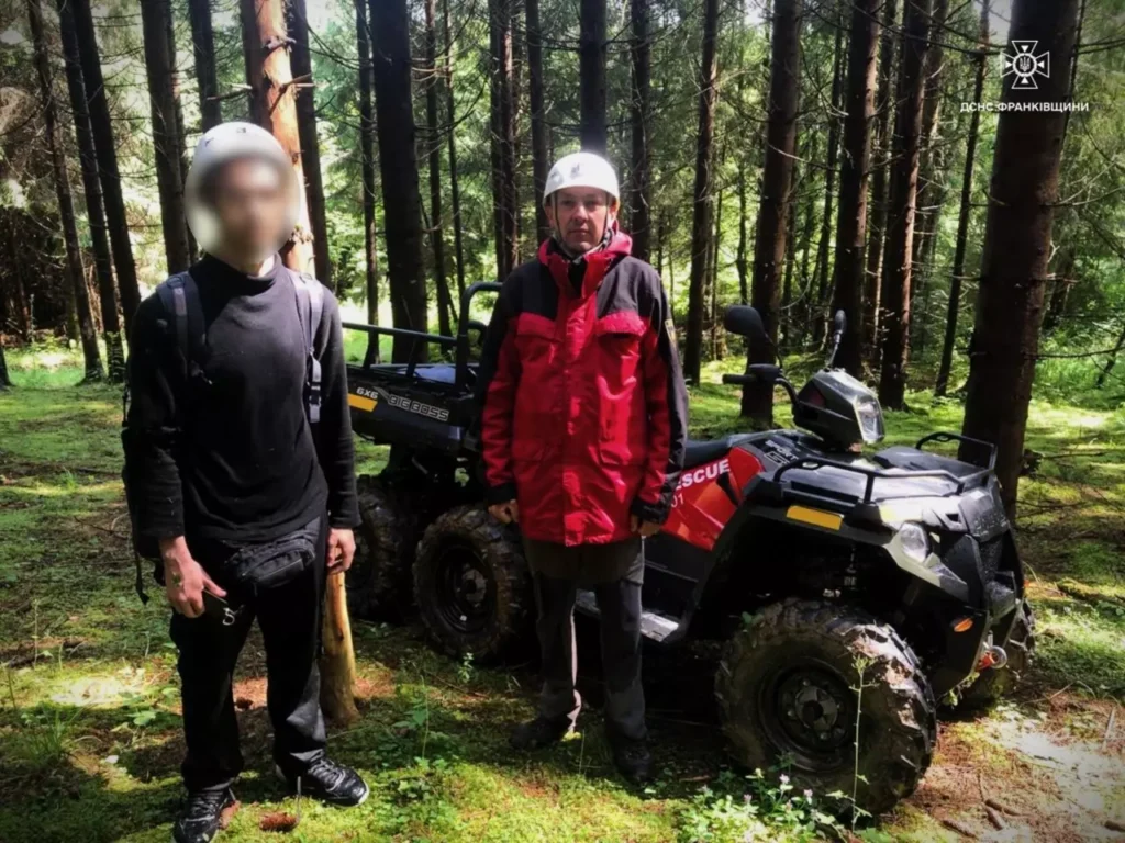 Пошуково-рятувальна команда в лісі з квадроциклом.