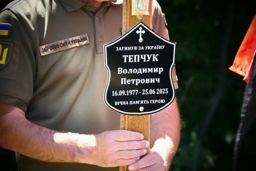 Пам'ятна дошка на честь загиблого героя України.
