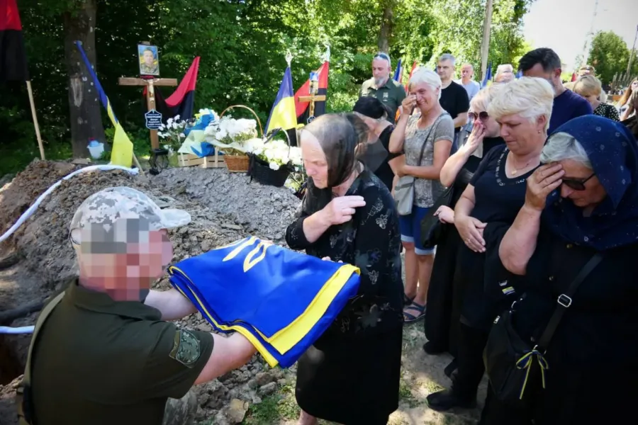 Церемонія поховання із українським прапором та рідними.