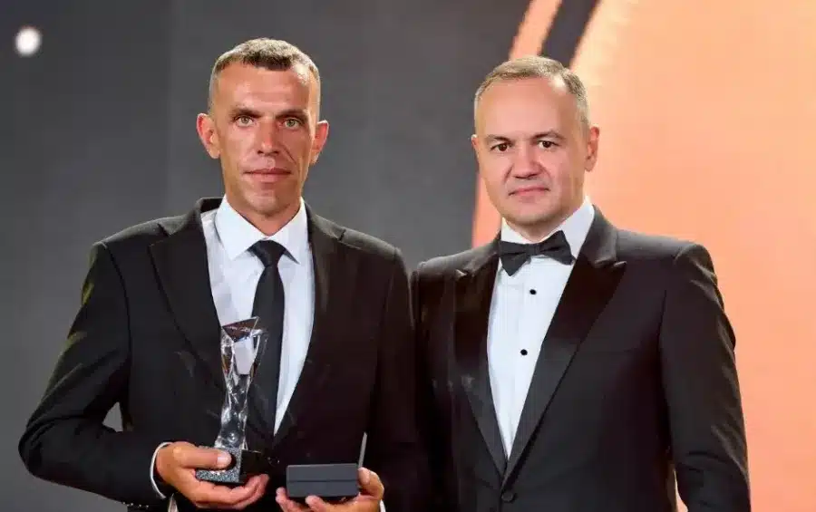 Двоє чоловіків у смокінгах з нагородами