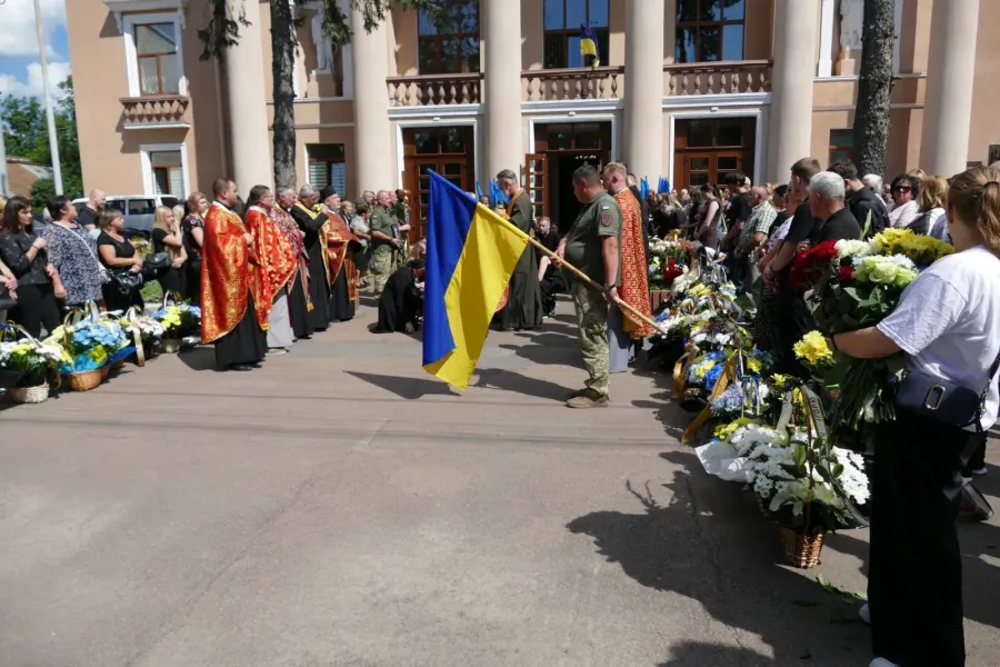 Український похорон з жовто-блакитним прапором