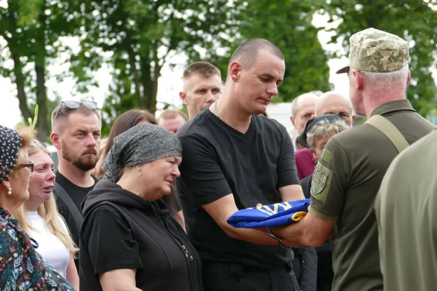 Церемонія вручення прапора на похороні воїна