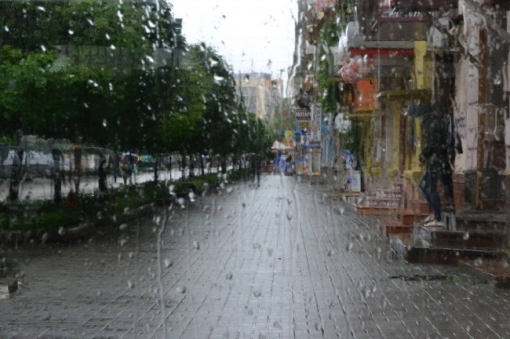 Вулиця під дощем, краплі на склі