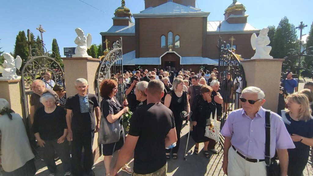 Люди біля церкви в сонячний день