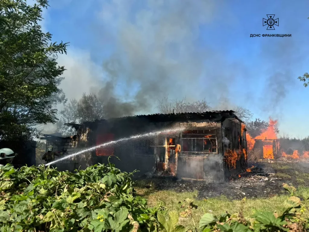 Пожежники гасять пожежу в палаючій будівлі.