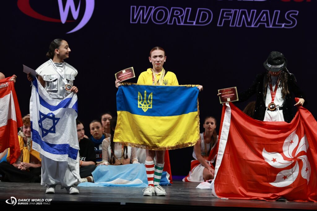 Переможці конкурсу з прапорами різних країн