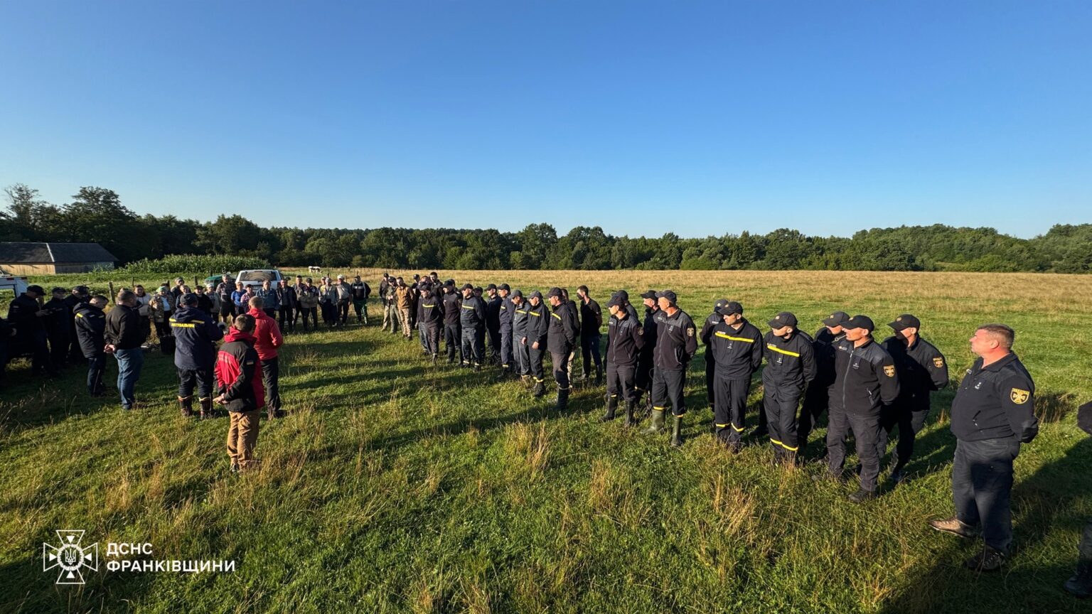 Рятувальники на відкритому полі з інструктажем
