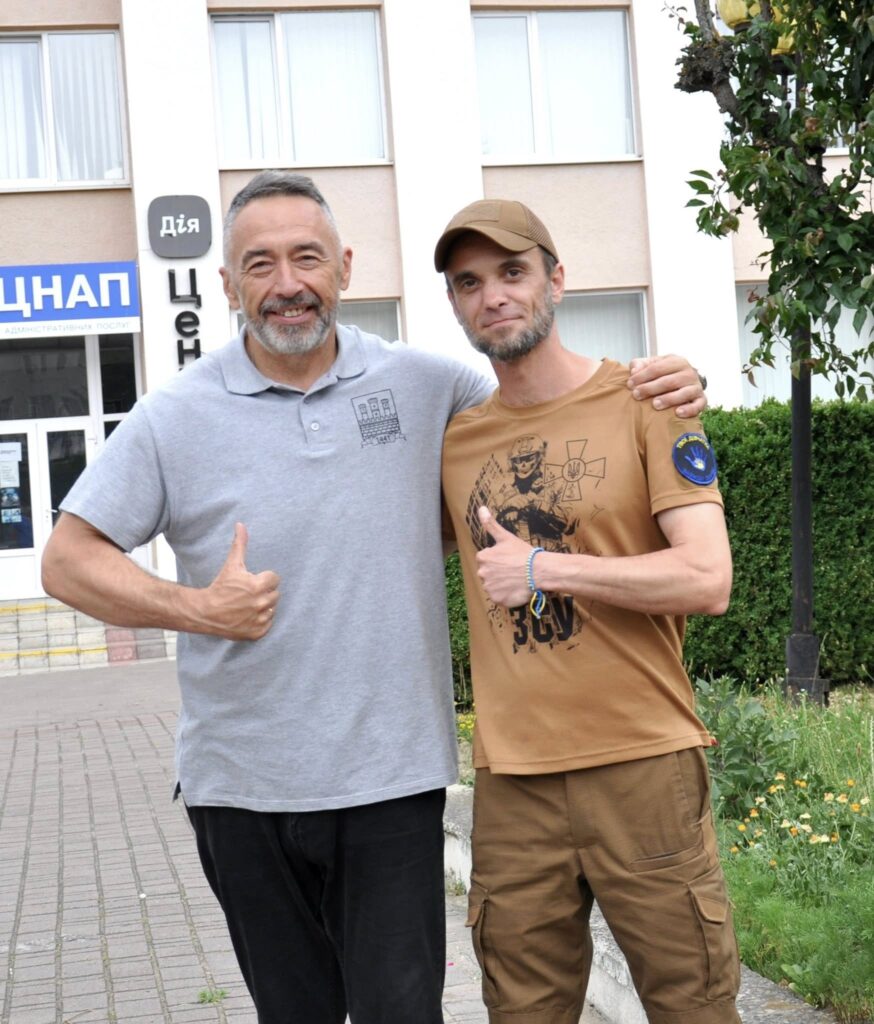 Двоє людей біля Центру надання адміністративних послуг.