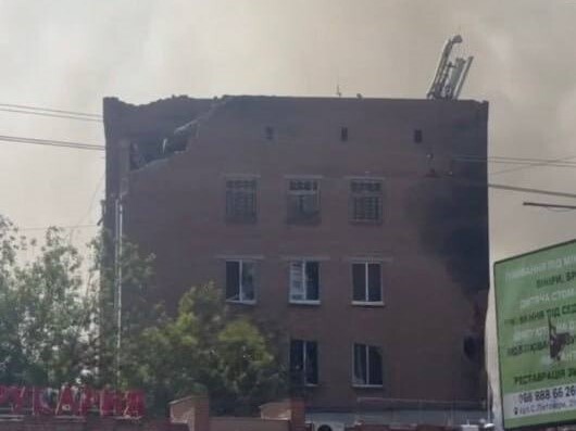 Пошкоджена будівля з обгорілою фасадою