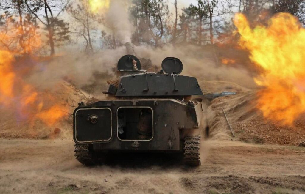 Танк стріляє в бойових умовах
