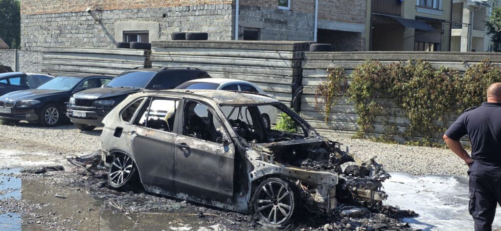 Згорілий автомобіль на стоянці після пожежі