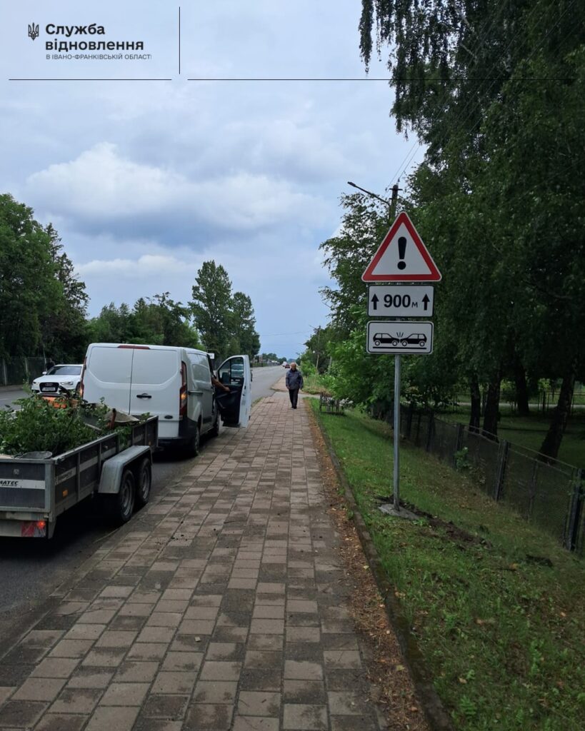 Бруковане узбіччя, автомобіль, дорожній знак обмеження руху.