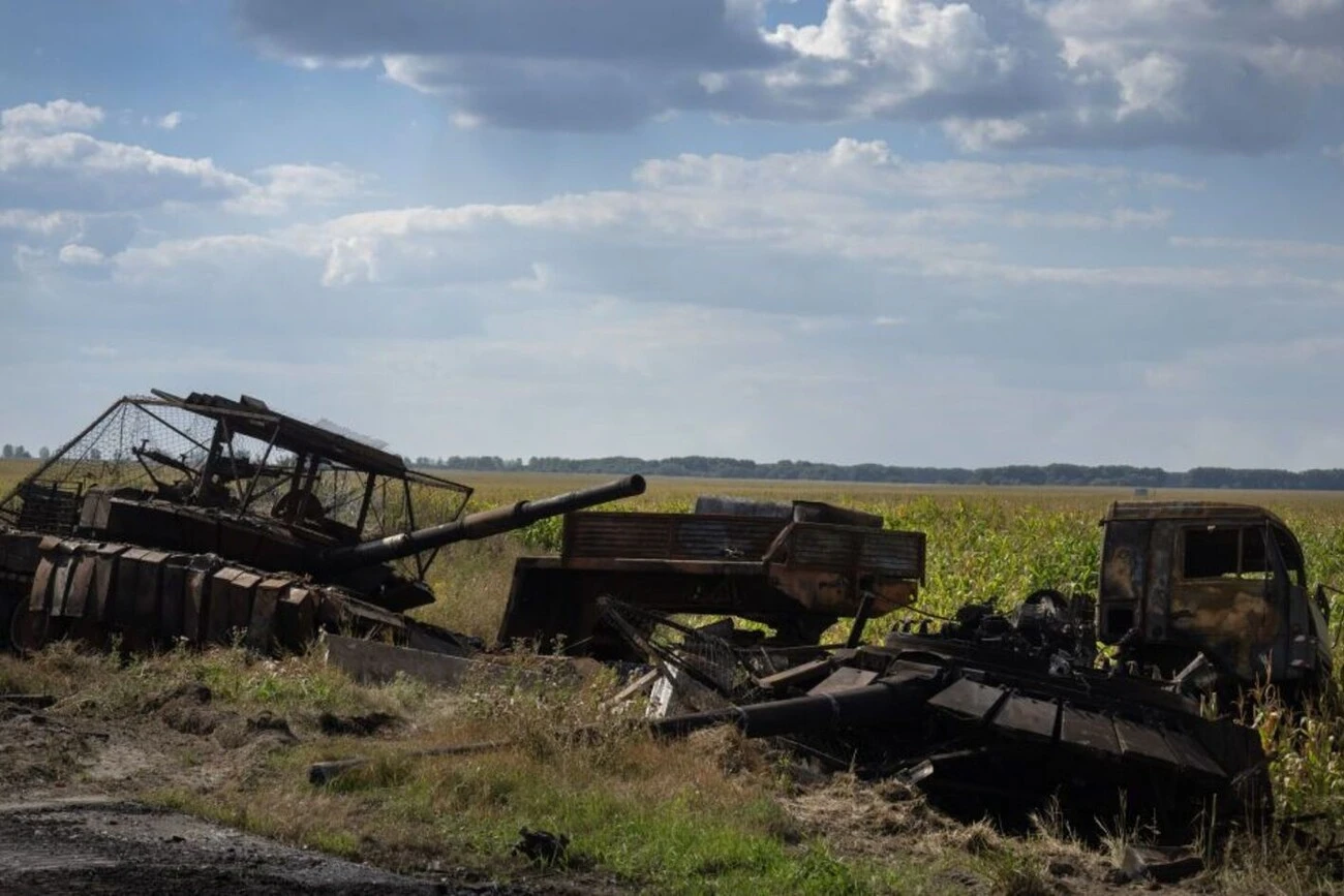 Спалена військова техніка на полі під небом